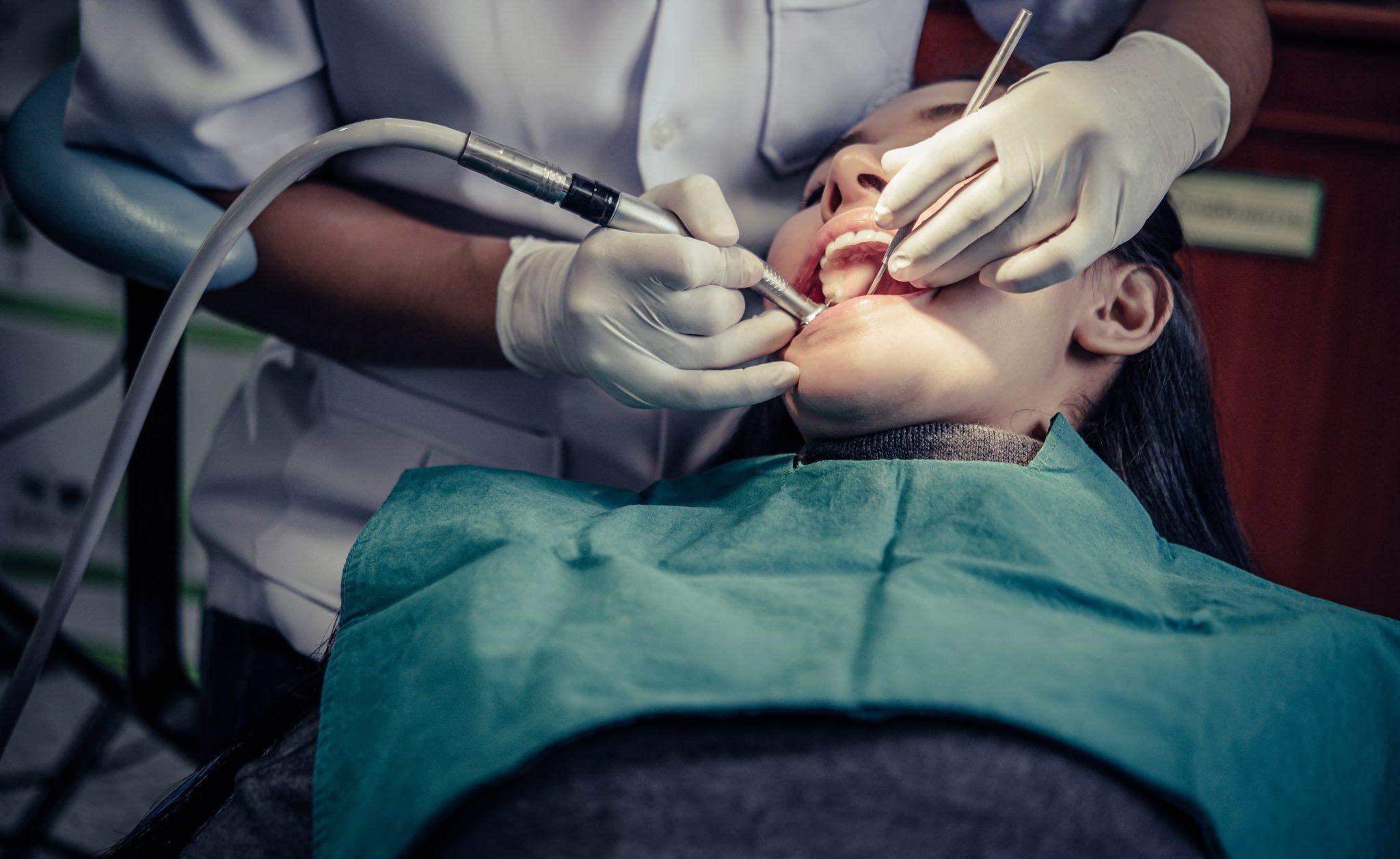 mulher na cadeira do dentista